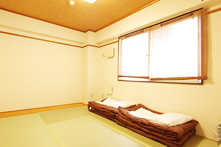 Private Japanese-style room for 2 people with shared bathroom